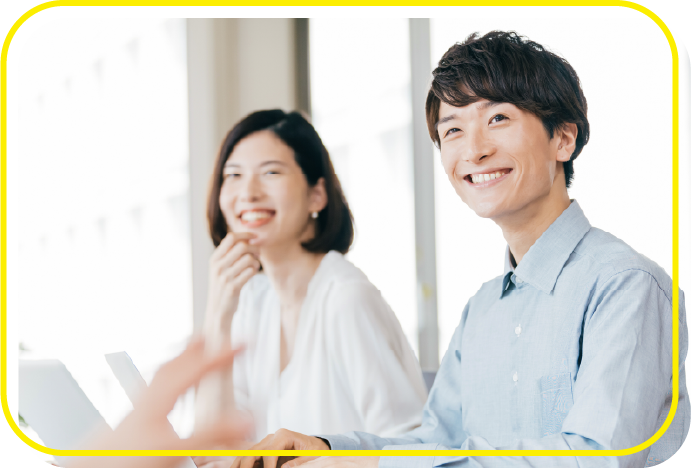 男性が携帯を操作している写真
